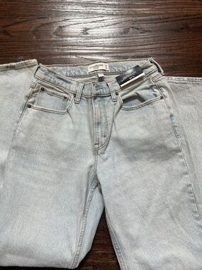 Abercrombie & Fitch Light Wash Women’s Straight Leg Jeans